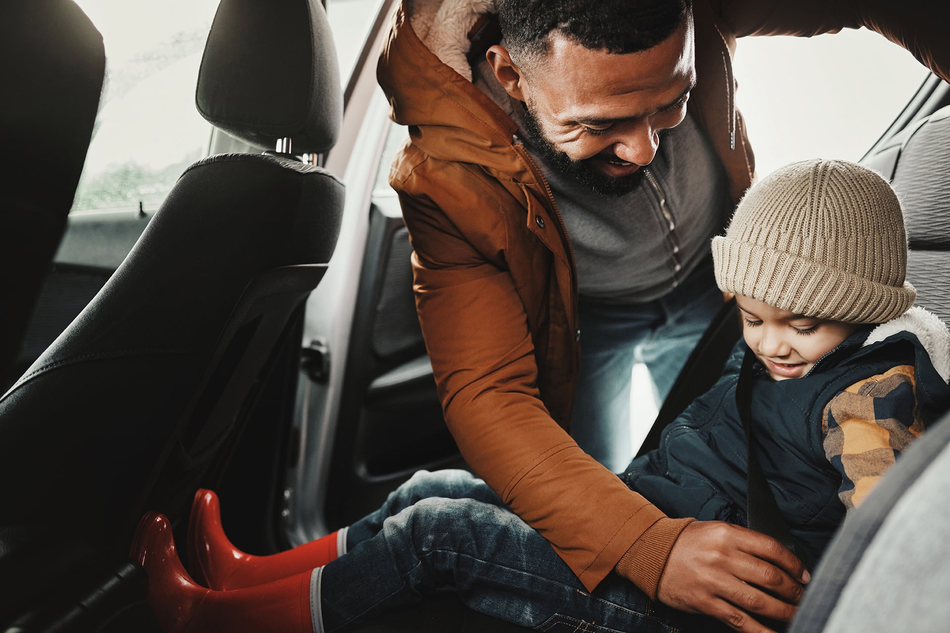 dad putting seatbelt on child